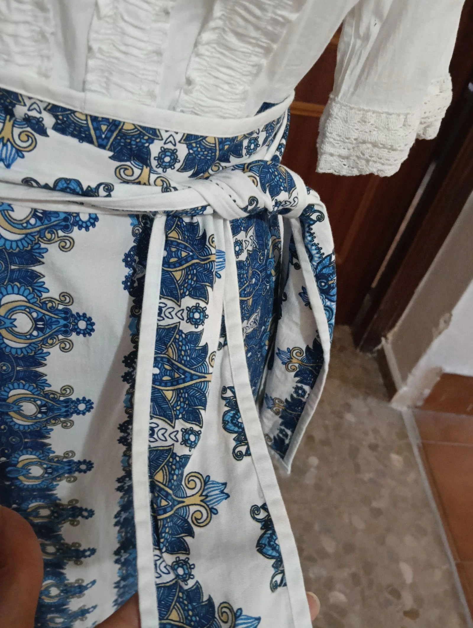 Witte blousejurk met kant, bedrukte rok en bijpassende riem – photo 14